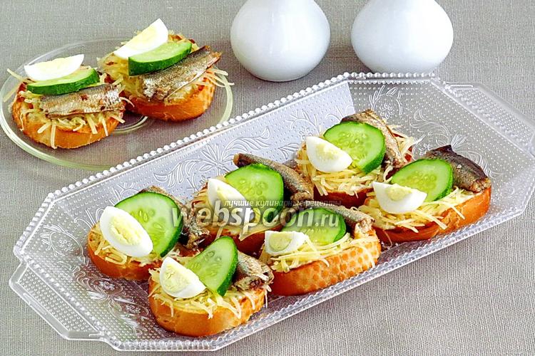 Фото Бутерброды со шпротами, перепелиными яйцами, огурцом и сыром