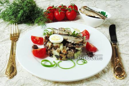 Фото рецепта Салат со шпротами, сухариками и баклажанами