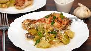 Фото рецепта Курица запечённая с кабачками, зелёным луком и грибами