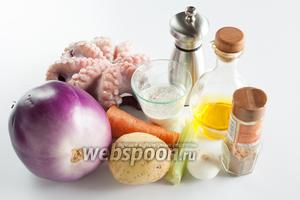 Для приготовления постной картофельной запеканки с осьминогом, нам потребуются ингредиенты по списку: соль, сельдерей, перец, осьминоги, мука, морковка, масло, лук, корица, картошка, баклажаны, вода. Количество воды приблизительное, оно зависит от объёма кастрюль. Её потребуется 2 порции: для отваривания осьминога и для вымачивания баклажанов.
