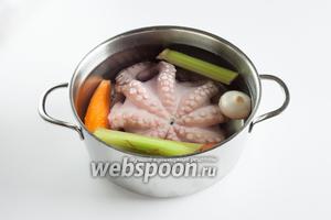 Осьминога полностью погружаем в воду и забрасываем к нему морковь, стеблевой сельдерей и луковицу. Варим на среднем огне 45 минут с момента закипания.