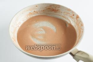 Добавляя в заваренную муку, небольшими порциями, бульон от осьминога, растираем её лопаточкой. Жидкость вводим, пока не получится жидкий соус. У меня он стоит на тёплой поверхности электрической плиты, так что он не застывает. Если у вас такой возможности нет, — соус следует начинать готовить после шага 8. Это слегка увеличит время приготовления, но в противном случае существует риск, что соус застынет и превратится из жидкости во что-то вроде овсяного киселя.