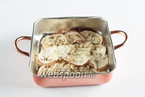Для запекания нужна глубокая огнеупорная форма, которую можно будет поместить в духовку. У меня размеры формы где-то 25х25 см. Нижним слоем выкладываем баклажаны.