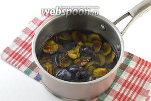 Нарезать сливы на кусочки и поместить в кастрюлю с водой, нагревать на медленном огне 10-15 минут, стараясь придерживаться температуры 72-75°С. До кипения не доводить.