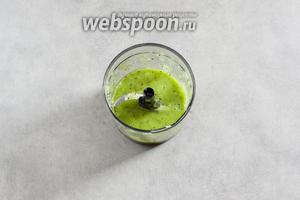 Киви измельчаем любым удобным вам способом в жидкое пюре.