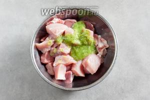Смешивам мясо с маринадом из киви и держим их вместе 2 часа. Голос из будущего — при 1 киви на 1 килограмм мяса, мясо через 2-2.5 часа в кивовом маринаде на волокна не распадается. Этот процесс имеет место только при очень высокой концентрации киви, в сравнении с мясом, когда я мариновала подсохшую говядину , это было видно чётко. 1 киви на 1 кг ничего такого не даёт.