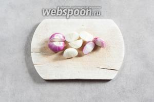 Назадолго до окончания маринования разогреваем духовку на максимум или раскочегариваем мангал или гриль. Мелкий лук чистим и режем на половинки.