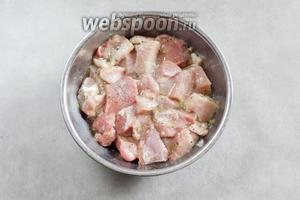 По истечению 2 часов маринования, поливаем мясо растительным маслом, солим и перчим.