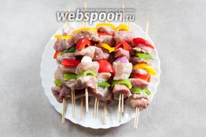 Нанизываем шашлыки, перемежая разные сорта мяса луком и разноцветным перцем. Запекаем шашлыки на гриле (в духовке на максимальной температуре) 15 минут, по ходу дела переворачиваем их.