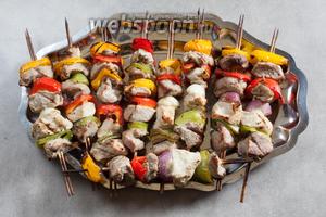 Что могу сказать о результате? Всё мясо было безукоризненно мягким. Вкуснее всего получились индюшатина и свинина. И я полностью согласна с Леной, делавшей шашлык с маринадом из киви со свининой , наиболее вкусны именно кусочки с жирком. А вот говядина и баранина меня разочаровали. Мясо получилось суховатым (мягким, но не сочным, что-то похожее на мягкое варёное мясо), а также изменило свой собственный вкус. Говядина даже приобрела печёночную нотку, а баранина изменилась так, что было почти непонятно, что она — баранина, я только по конфигурации кусков её узнавала, так они сблизились с говядиной. А вот специфичного вкусового оттенка киви, который чётко чувствовался в говяжьем шашлыке , замаринованном на 1 час в большом количестве киви, у этого шашлыка не чувствовалось вообще.