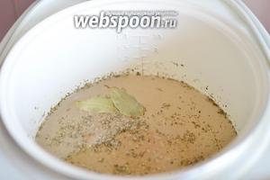 Тем временем займёмся маринадом для фасоли. В воде разводим соль, добавляем лавровые листья, уксус и приправы. Варим маринад около 10 минут с момента кипения, затем выключаем и даём ему остыть.