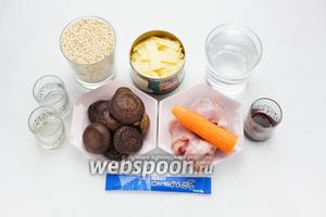 Для приготовления гомоко гохана на 1 стакан круглозернистого риса нам потребуется приблизительно 1/2 средней моркови, 1 банка консервированного бамбука (воду слить) или порядка 150 грамм свежего, 6-10 сушёных или свежих грибов шиитаке (количество зависит от размера), 100 г куриной грудки или ножек, но вес — без костей (с ножками вкуснее). Если вы вдруг живёте где-то, где продаётся съедобный лопух гобо, то его потребуется где-то 1/4 часть корня. Ещё можно было бы взять молодые стручки зелёного гороха с ещё несформировавшимися горошинами. Приправы у нас следующие: 0,5 чайной ложки соли, 0,5 чайной ложки сахара, 1 ч. л. соевого соуса, 1 ст. л. мирина, 1 ст. л. сакэ и 4 грамма даши — японской сухой приправы для супов. Количество воды определяется конфигурацией кастрюли — овощи должны быть покрыты ей почти полностью, но не находиться под её толщей. Приблизительное количество — в 3 раза больше, чем объём риса.