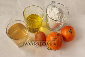 Для приготовления возьмём 1 яйцо, пшеничную муку, масло подсолнечное (или сливочное масло), сироп (любой), хурму, соду, кардамон и щепотку соли.