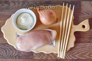Для приготовления шашлыка из индейки в майонезном маринаде подготавливаем все продукты из списка ингредиентов: индейку, майонез, лук, немного соли и приправ.