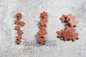 Сортируем заготовки-звёздочки по размеру, чтобы у вас оказалось одинаковое количество звёздочек каждого размера. Держите под рукой во время работы только ту группу, которая нужна при этом шаге, остальные отодвиньте, чтобы не спутать.
