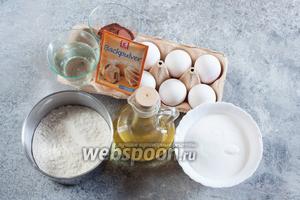 Для бисквита на 1 корж потребуется 6 яиц, 4 ст. л. кипятка, 150 г муки, 180 г сахарного песка, 60 мл растительного масла и 1 ч. л. разрыхлителя, ну, и чуток ванилина. И таких коржей у нас будет 2. Потому как торт пёкся на день рождения в школу. Короче, по площади он был огроменный, почти со всю духовку.