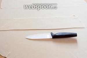 Нарезаем тесто полосами шириной 7-8 см. Можно дальнейшие полосы отмерять по первой. То же самое и с поперечной нарезкой.
