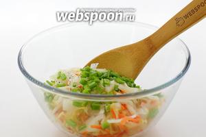Для начала приготовим салат из квашеной капусты. В глубокой миске перемешайте квашеную капусту, рубленый зелёный лук, нарезанный тонкими полукольцами репчатый лук, молотый чёрный перец. Перемешайте. Заправьте подсолнечным маслом.