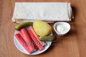 Для приготовления шаурмы с крабовыми палочками вам понадобится картофель отваренный, лаваш, майонез, крабовые палочки, огурцы корнишоны.
