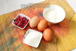 Для приготовления нам понадобятся яйца куриные, мука пшеничная, смородина свежая или замороженная, сахар и сахарная пудра.