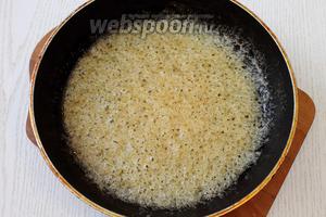 На сковороде растапливаем сливочное масло с сахаром. Доводим до состояния светлой карамели (не перемешиваем в процессе).