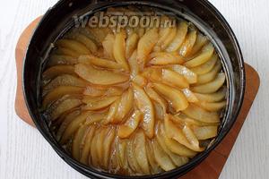 Форму смазываем сливочным маслом, форму лучше взять неразъёмную, у меня, в процессе выпечки, немного утекло карамели. Выкладываем ломтики кругами в форму. Туда же выливаем карамель, если она осталась на сковороде.