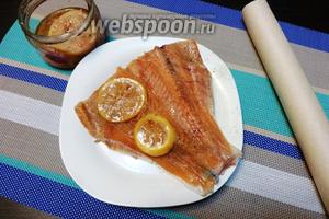 Горбушу посолим, поперчим, для пикантности и вкуса можно сбрызнуть лимонным соком, если любите. Я взяла солёные лимоны по рецепту с сайта.