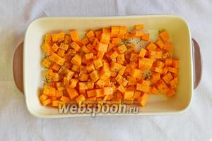 Посыпать прованскими травами. Добавить соль по вкусу. Отправить в разогретую до 180°С духовку на 10-15 минут.