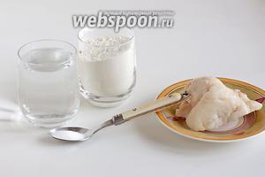 Для приготовления теста возьмём обычную воду, муку, соль и бараний жир. Считается, что нужно соблюдать пропорцию: на 1 кг муки, 2 стакана воды и чайная ложка соли. Отталкивайтесь от этой пропорции, но у меня получается муки чуть меньше. Я делала половинную порцию.