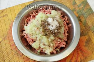 С костей срезаем мякоть и сало, прокручиваем через мясорубку, также прокручиваем репчатый лук. Добавляем по вкусу соль и специи.