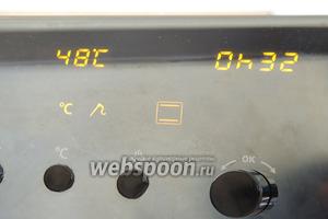 Готовим в щадящем режиме около 30-40 минут, в заранее разогретой до 80°С духовке. Если же вы обладаете духовкой со встроенным градусником, то переключаете на режим с градусником и доводите температуру в ядре мяса 55-60°С. После приготовления духовку не выключаем, должно и дальше быть 80°С.