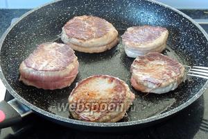 На разогретом сливочном масле (1 ст. л.), на самом сильном огне обжариваем мясо по 4 минуты с каждой стороны. Переворачиваем после образования корочки. Солим и перчим.