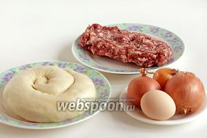 Для приготовления самсы, нам понадобится подготовленное заранее слоёное тесто для самсы, несколько луковиц, жирный фарш или мясо баранины с курдючным жиром, яйцо для смазки, кунжут, перец, соль.