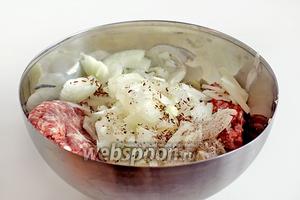 Если есть не подготовленное мясо баранины с жиром, то лучше всего нарезать его мелкими кусочками, вместе с жиром. Добавить нарезанный тонкими четверть кольцами лук, зиру, соль, перец и хорошенько перетереть руками.