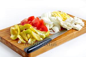 Тем временем, все овощи нарезать довольно крупными кусочками-ломтиками. Только морковь можно нарезать тонкой соломкой. Чеснок измельчить ножом.
