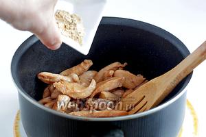 В подсолнечном масле обжарить кусочки курицы, отряхнув их от маринада. Слегка посолить и добавить сухой или свежий имбирь. Если берём свежий имбирь, его можно натереть на тёрке.