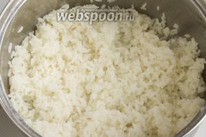 Рис отварите до полуготовности в большом количестве воды. Откиньте рис на ситечко и дайте стечь всей жидкости.