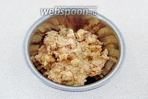 Картофель очистить, натереть на мелкой тёрке, выложить картофельную массу на сито и дать стечь жидкости или отжать через марлю.