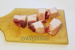 Сало помыть, промокнуть, поскоблить ножом и нарезать на кусочки, чтобы удобно было уложить в банку.