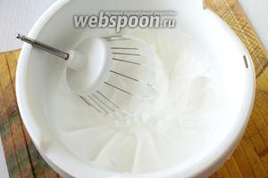 Взбиваем белки с сахаром до устойчивых пиков.