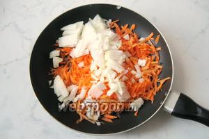 Репчатый лук почистить, помыть и мелко нарезать. Добавить на сковороду к моркови. Налить подсолнечное масло. Тушить лук с морковью на небольшом огне 10-15 минут, периодически перемешивая.
