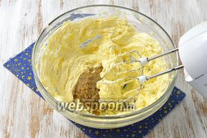 Масло взбить до пышной массы и порциями добавлять ореховую массу, постоянно взбивая.