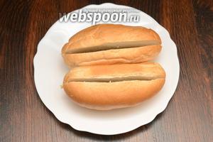 Чтобы приготовить данные хот-доги, можно купить уже готовую засоленную рыбу, а можно засолить её самостоятельно с солью и лимоном. Через сутки рыба уже готова. Разрезаем булочки вдоль.