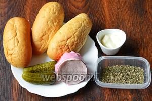Для приготовления хот-догов с колбасой вам понадобится колбаса, сыр плавленый, сушёная мята, огурцы-корнишоны и булочки для хот-догов.