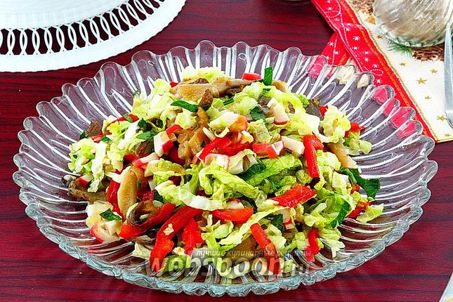 Фото Салат из овощей с вёшенкой и крабовыми палочками