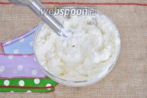 Творог со сметаной и сахаром разобьём блендером, добавим 1 ложку кукурузного крахмала и перемешаем.