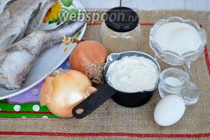 Нам потребуется мука, вода, яйцо, дрожжи, соль и сахар, масло растительное, минтай, лук репчатый, соус устричный.