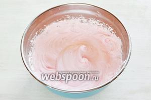 Затем добавляем пищевой красный краситель, всего 1-2 капли, так как нам нужен нежно-розовый цвет. Возможно, вам захочется увидеть свою розочку с более насыщенным красным цветом, сделайте её такой, добавив чуть больше красителя.
