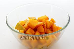 На сковороду налейте подсолнечное масло, разогрейте. Обжарьте тыквенные ломтики до лёгкой румяной корочки, на сильном огне.