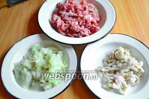 Мясо и сало крупно порежем, лук очистим и разрежем на четверти. Помелем всё на крупной мясорубке.